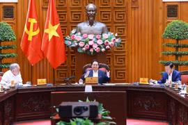 PM Pham Minh Chinh chairs a meeting between standing cabinet members and leaders of ministries, sectors, and localities on April 10. (Photo: VNA)