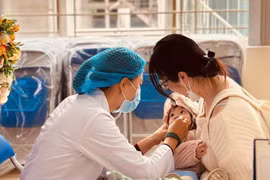 A child is given vitamin A at a medical station in Cua Nam ward, Hanoi. (Photo: VNA) 