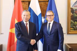 General Secretary of the Communist Party of Vietnam Central Committee To Lam (L) and Finnish Prime Minister Petteri Orpo at their meeting in Helsinki on October 21 afternoon (local time). (Photo: VNA)