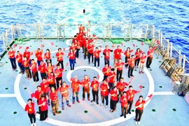 Overseas Vietnamese on a trip to visit soldiers and residents on Truong Sa island (Photo: VNA)