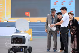 An automated robot demonstrates at the National Forum on the Development of Vietnamese Technology Enterprises in 2025. (Photo: VNA)