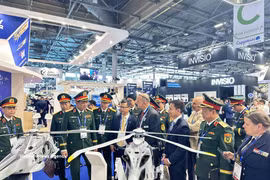 Vietnamese delegates visit a booth at the Eurosatory 2026. (Photo: VNA)