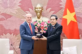National Assembly Chairman Tran Thanh Man presents a souvenir to Canadian Ambassador to Vietnam Jim Nickel. (Photo: VNA)