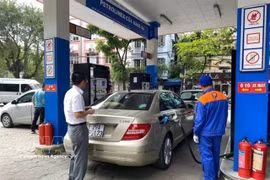 A car is refuelled at a Petrolimex station. (Photo: VNA)