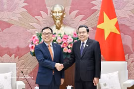 NA Chairman Tran Thanh Man (R) and outgoing RoK Ambassador to Vietnam Choi Young Sam (Photo: VNA)
