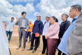 Vice President of Lao National Assembly (NA) Sounthone Xayachak and her delegation at the site of the Dakcheung bauxite mining and alumina processing complex in Dakcheung district, Laos’ Xekong province, on May 23. (Photo: VNA)