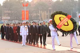 Leaders pay tribute to President Ho Chi Minh at his mausoleum in Hanoi on December 20. (Photo: VNA)