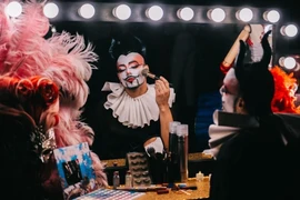 In “After Glow”, “Lovelark the Royal Jester” – the central character of the show, acts as the red thread that weaves the entire performance together. (Photo: Sun Group)
