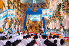 Cao Dai followers preactice their rituals at the Cao Dai Tay Ninh Church (Photo: VNA)