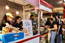 A stall offering discounted combo meals of bread and drinks at the fourth Banh mi Festival in Ho Chi Minh City on April 23 (Photo: VNA)