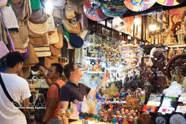 Visitors to Ben Thanh Market, a tourist attraction in Ho Chi Minh City (Photo: VNA)