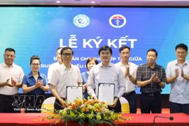 Officials from the Hanoi Department of Health and the National Coordination Centre for Organ Transplantation sign a Memorandum of Understanding in the capital on June 8, 2026. (Photo: VNA)