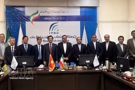 Vietnamese Ambassador to Iran Nguyen Luong Ngoc (fifth from left) meets with representatives from Iran’s ICT Research Institute. (Photo: VNA)