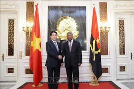 Angolan President João Manuel Gonçalves Lourenço (R) welcomes State President Luong Cuong. (Photo: VNA)
