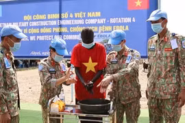 Vietnamese military doctors and medical staff provided hands-on guidance, helping a local student familiarise with proper medical-grade disinfection procedures (Photo: nhandan.vn) 