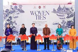 From right: Vietnamese National Assembly Vice Chairwoman Nguyen Thi Thanh (2nd), President of the National Assembly and Speaker of the House of Representatives of Thailand Sophon Zaram (3rd), and other delegates jointly cut the ribbon to officially open the exhibition entitled "Woven Ties – 50 Years of Thailand–Vietnam Diplomatic Relations" at the Vietnamese Women's Museum in Hanoi on August 6, 2026. (Photo: VNA)