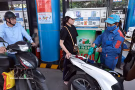 Vietnam cuts retail fuel prices on August 6. (Photo: VNA)