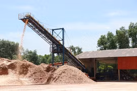A woodchip production line at a plant in Vinh Thuy commune, Quang Tri province (Photo: VNA)
