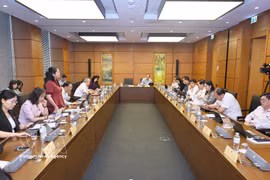 National Assembly deputies from Bac Ninh and Ca Mau provinces hold group discussions on August 6. (Photo: VNA)