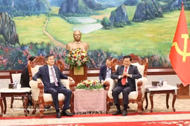 Party General Secretary and President of Laos Thongloun Sisoulith (R) and President of the Ho Chi Minh National Academy of Politics Doan Minh Huan at their meeting in Vientiane on August 6 (Photo: VNA)