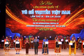 The organising committee presents awards to outstanding martial artists at the festival. (Photo: VNA)