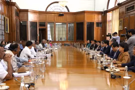 An overview of the meeting between National Assembly Vice Chairman Nguyen Duc Hai and representatives from the Standing Committee on Finance under the Indian Lok Sabha (Photo: VNA)