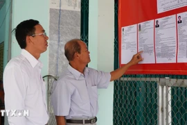 Voters view the brief biographies of candidates for the People's Council of Tan Hong commune, Dong Thap province, in the 2026-2031 tenure. (Photo: VNA)