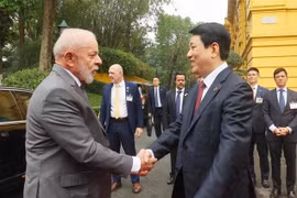State President Luong Cuong (R) welcomes Brazilian President Lula da Silva in Hanoi in the morning of March 28. (Photo: VNA)