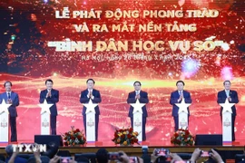 Prime Minister Pham Minh Chinh (third from right) and delegates launch the “Digital literacy for all” movement. (Photo: VNA)