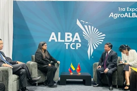 Prof. Dr. Nguyen Hong Son, Director of the Vietnam Academy of Agricultural Sciences (VAAS) meets with Venezuela's Deputy Minister of Foreign Affairs Tatiana Pugh. (Photo: The Courtesy of the Vietnamese Embassy in Venezuela)
