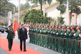 Party General Secretary To Lam visits the Military Command of Binh Duong province. (Photo: VNA)