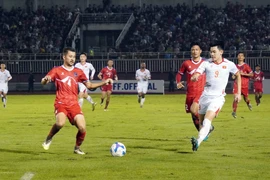 The match between Vietnam (in white) and Nepal ends with a 1-0 victory for Vietnam. (Photo: VNA) 