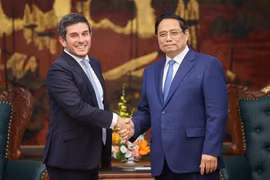 PM Pham Minh Chinh (R) and FTSE Russell’s Global Head of Equity and Multi Asset Gerald Toledano (Photo: VNA)