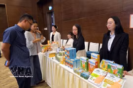 Businesses introduce Halal market products at the workshop. (Photo: VNA)