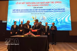 The Khanh Hoa Tourism Association and the Malaysia Tourism Agency Association (MATA) sign a memorandum of understanding aimed at strengthening tourism exchanges and business partnerships. (Photo: VNA)