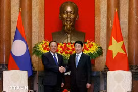 State President Luong Cuong (right) receives Prime Minister of Laos Sonexay Siphandone on the sidelines of the fourth P4G Summit in Hanoi on April 17, 2025. (Photo: VNA)