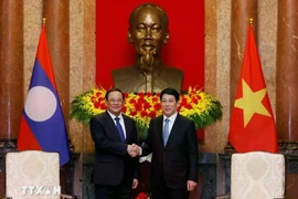 State President Luong Cuong (right) receives Prime Minister of Laos Sonexay Siphandone on the sidelines of P4G Summit in Hanoi on April 17. (Photo: VNA)