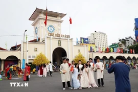 Visitors pose for a photo at Ben Thanh Market in HCM City (Photo: VNA)