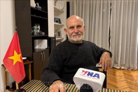 Journalist Martín Hacthoun, Chief Representative of Prensa Latina in Argentina, grants an interview to a VNA correspondent in Buenos Aires. (Photo: VNA)