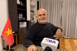 Journalist Martín Hacthoun, Chief Representative of Prensa Latina in Argentina, grants an interview to a VNA correspondent in Buenos Aires. (Photo: VNA)
