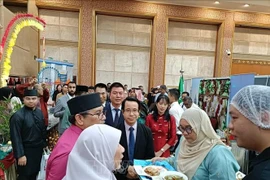 Vietnamese Ambassador to Brunei Tran Anh Vu introduces 'pho' and 'nem ran' to a Brunei official (Photo: VNA)