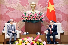 National Assembly Chairman Tran Thanh Man (R) and Lao Minister of Foreign Affairs Thongsavanh Phomvihane in Hanoi on December 18 (Photo: VNA)