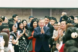 Party General Secretary To Lam, his spouse and a high-ranking Vietnamese delegation meet with staff of the Vietnamese Embassy and over 200 representatives of the Vietnamese community in Singapore. (Photo: VNA)