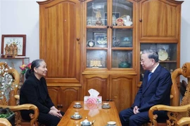 Party General Secretary To Lam (right) talks with Ngo Thi Man, the widow of Nguyen Phu Trong (Photo: VNA)