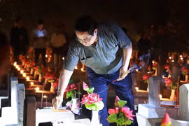 Prime Minister Pham Minh Chinh lights candles and incense to pay tribute to heroic martyrs at Truong Son National Martyrs' Cemetery. (Photo: VNA)