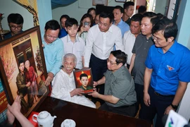 Prime Minister Pham Minh Chinh visits Heroic Vietnamese Mother Dao Thi Vui, aged 102, in Hai Lang commune, Quang Tri province (Photo: VNA)