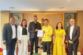 Ambassador Vu Trung My (third, right) receives a delegation from ENAMORATE Party (Source: Vietnamese Embassy in Venezuela)