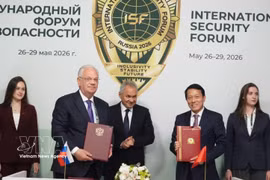 Minister of Public Security General Luong Tam Quang and Dmitry Shugaev, Director of Russia’s Federal Service for Military-Technical Cooperation sign a cooperation agreement. (Photo: VNA)
