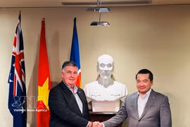 Vietnamese Consul General in Perth Pham Hai Anh (R) meets with David Morgan, Chairman of the Western Australia – Vietnam Business Council (WAVBC) on May 28. (Photo published by VNA)