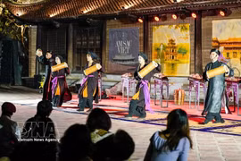 Traditional Vietnamese music performance is a highlight of night tours to Van Mieu – Quoc Tu Giam (Temple of Literature) in Hanoi. (Photo: VNA)